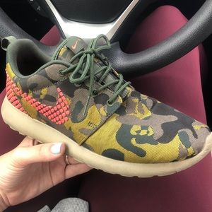 Nike women’s 7.5 camo/pink